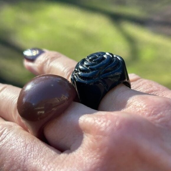 2 LUCITE Brown/Black Flower Chunky RINGS - Picture 3 of 9